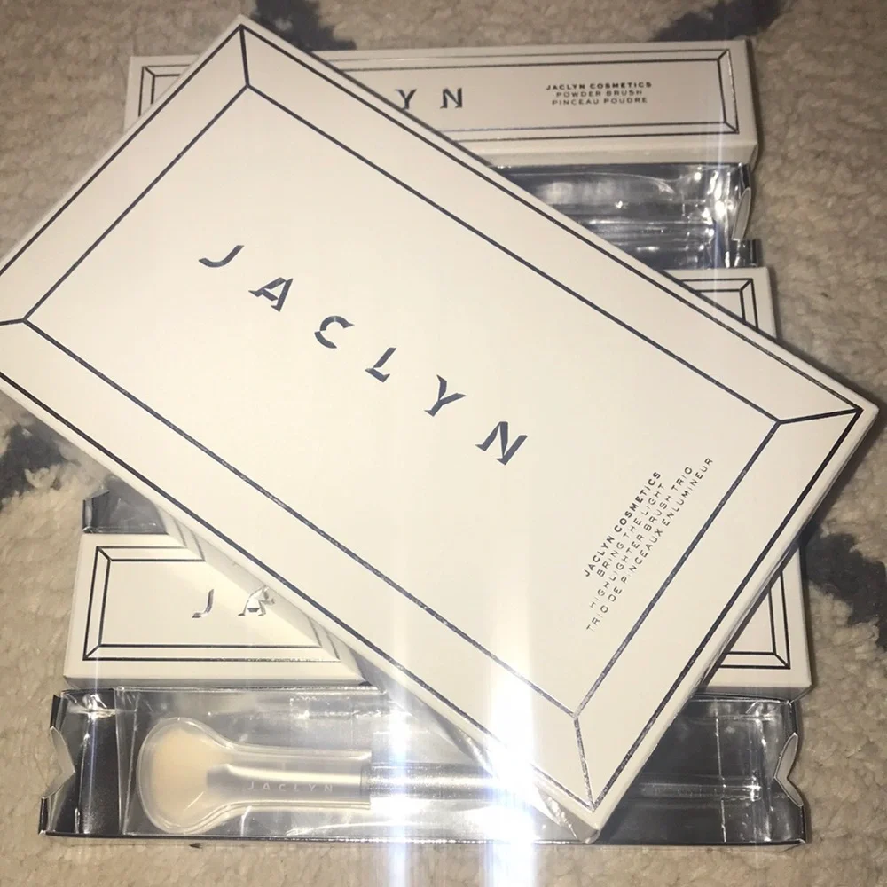 🆕🌿JACLYN COSMETICS: J02 Accent Light Highlighter Brush